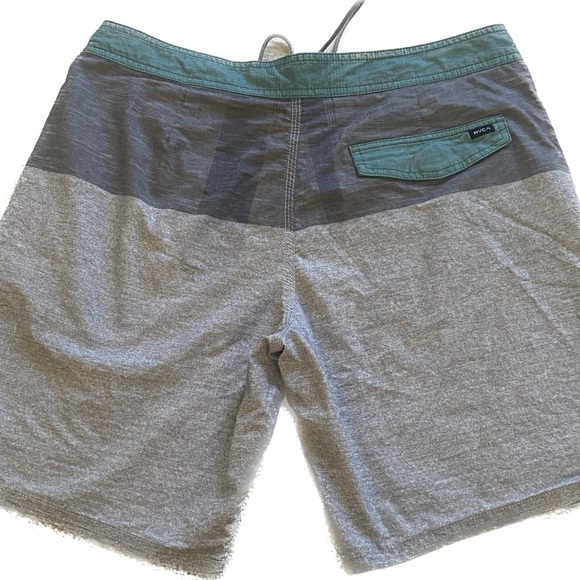 RVCA boardshorts size 33 - Picture 3 of 4